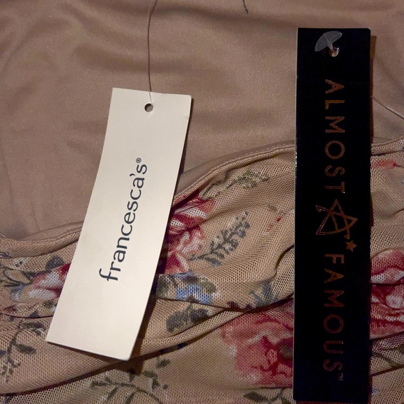 Almost Famous Rouched Cream Top W Roses Sz M - Picture 3 of 4